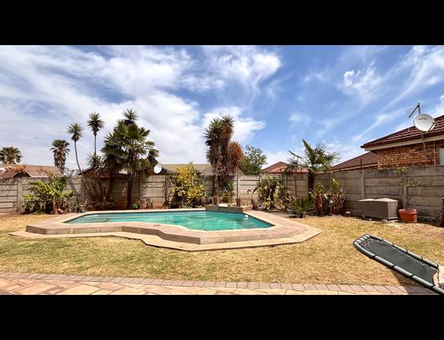 4 BEDROOM HOUSE FOR SALE IN DALPARK EXT 1